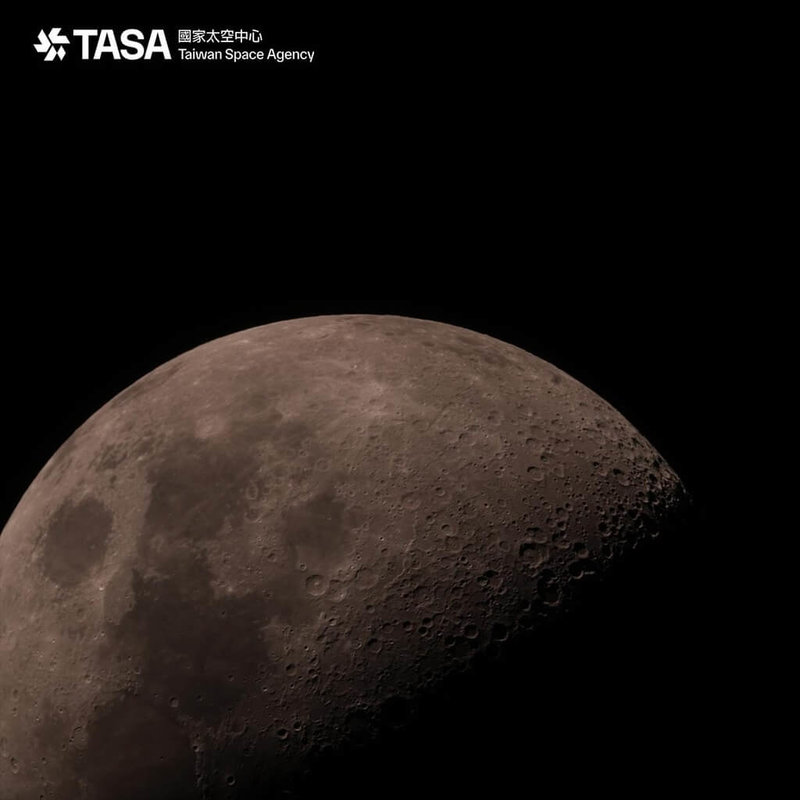 2024年福八團隊以相機搭配福八望遠鏡工程體,從國家太空中心試拍月亮的影像。(國家太空中心提供)中央社記者趙敏雅傳真 114年11月2日
