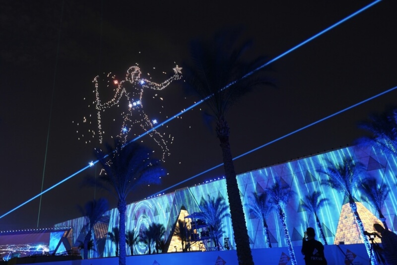 大埃及博物館1日舉行開幕式,無人機排出古埃及人物圖案。(美聯社)