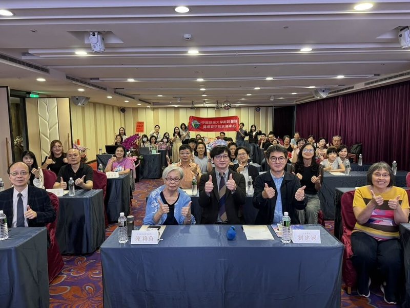 罕見疾病「台灣高雪氏症病友協會」1日正式成立 首任理事長由雲林地檢署主任檢察官朱啓仁（前排中）擔任，他兒子也是高雪氏症患者。前排右2民進黨立委劉建國。（民眾提供）中央社記者蔡智明傳真114年11月2日