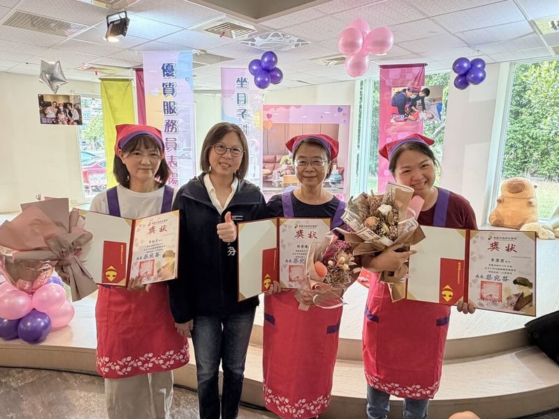 高雄市「坐月子到宅服務」邁入第12年,陪伴超過8500名產婦,為表彰這群默默付出的「神隊友」,高雄市政府社會局2日在高雄市政府社會局婦女館舉辦優質服務員表揚活動,肯定10名表現卓越服務員。(高雄市政府社會局提供)中央社記者張已亷傳真 114年11月2日
