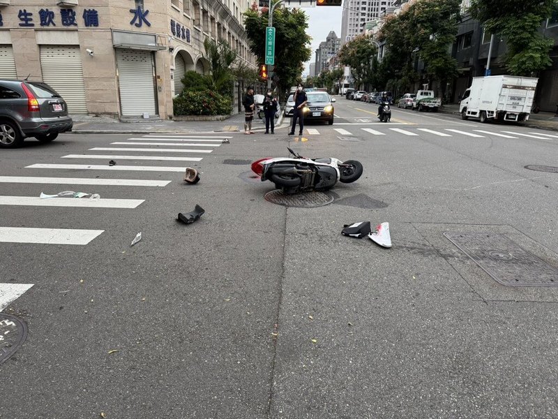 台中市南屯區2日上午5時58分於文心南三路與永春東一路口發生汽車與機車碰撞事故,女機車騎士傷重送醫搶救不治,肇事責任由警方調查中。(民眾提供)中央社記者郝雪卿傳真 114年11月2日