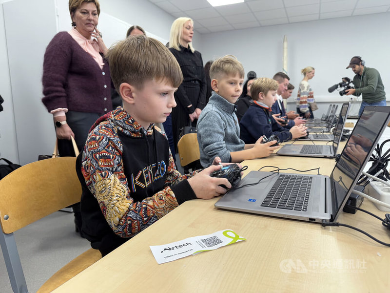 立陶宛計畫至2028年成立9所無人機訓練中心,提供孩童學習無人機操作技能,第3所AirTech中心近日於約納瓦市正式啟用。圖為開幕活動上,學童體驗無人機模擬器。中央社記者游堯茹維爾紐斯攝 114年11月2日