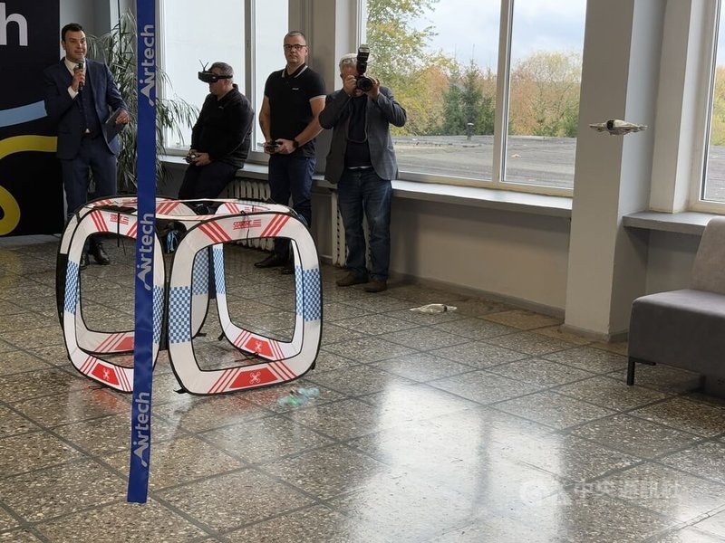 立陶宛推無人機教育計畫,教練在現場示範飛行操作與障礙賽展示,並介紹課程內容。中央社記者游堯茹維爾紐斯攝 114年11月2日