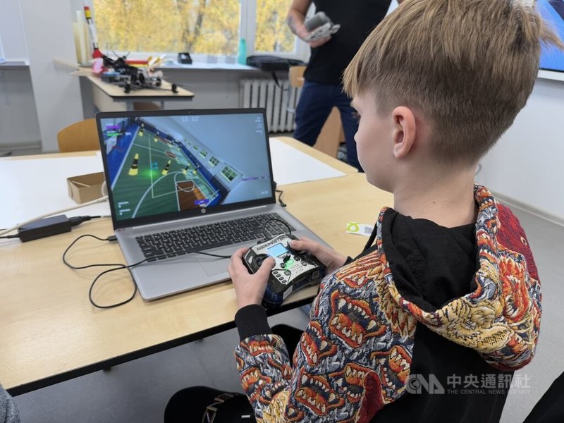 AirTech無人機訓練課程第一階段為透過模擬器,讓學童培養基本操作感。中央社記者游堯茹維爾紐斯攝 114年11月2日