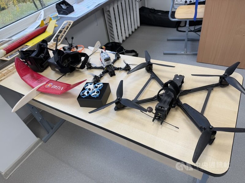 立陶宛約納瓦市AirTech啟用活動現場展示無人機,其中藍色的迷你無人機是學童主要學習操作的機型。中央社記者游堯茹維爾紐斯攝 114年11月2日