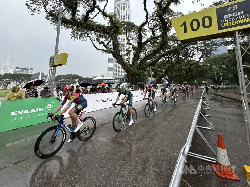 環法新加坡繞圈賽週末登場,儘管雨勢斷斷續續,仍吸引眾多車迷到場關注。中央社 114年11月2日