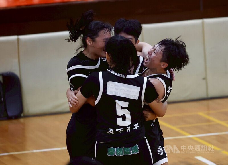 首度舉辦的2025總統盃3x3籃球賽2日落幕,公開女子組部分,由大專籃球聯賽(UBA)北市大女籃組成的「北市大熊讚」奪冠,球員場上激動相擁。中央社記者張皓安攝 114年11月2日