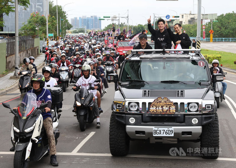 桃猿領隊牧野幸輝(車上右起)、副領隊礒江厚綺登上吉普車參與封王遊行。中央社記者張新偉攝 114年11月2日