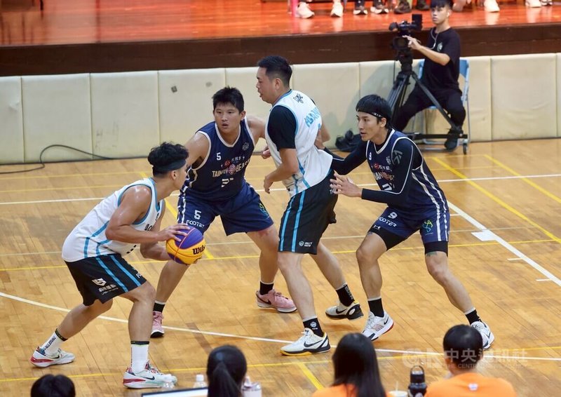 2025總統盃3x3籃球賽2日圓滿落幕,從中區晉級總決賽的隊伍「台中黑色閃電」(淺色球衣)拿下公開男子組冠軍。圖為球員場上攻防。中央社記者張皓安攝 114年11月2日