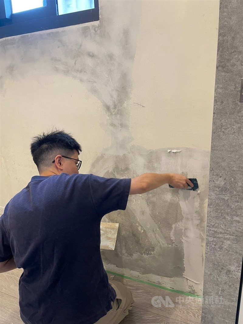 圖為民眾DIY改造居家環境時，需留意甲醛成分。（中央社檔案照片）