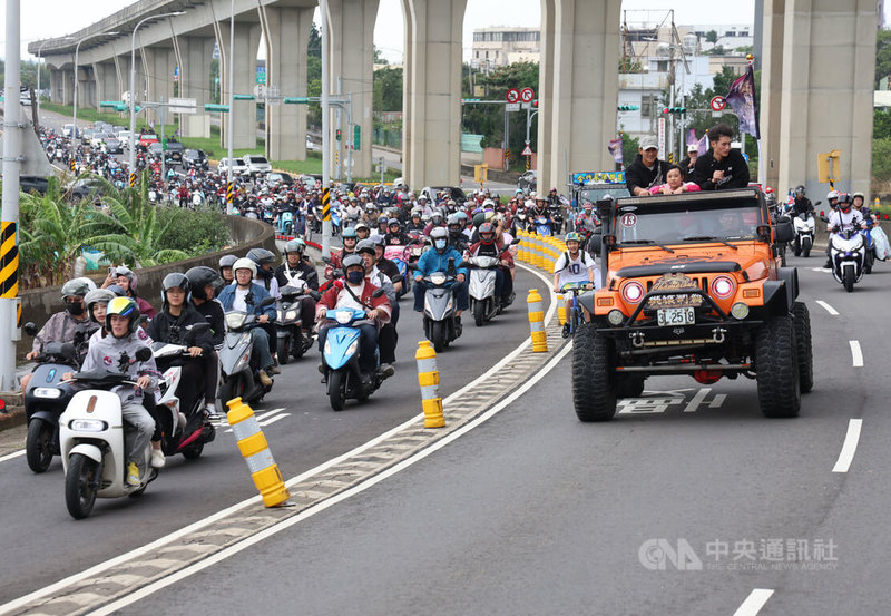 球員林承飛(車上右)、林子偉(車上左)同車,大批球迷騎車跟隨。中央社記者張新偉攝 114年11月2日