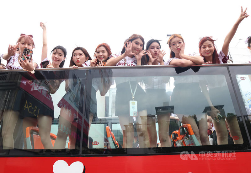 中華職棒樂天桃猿隊睽違6年奪冠,封王遊行暨簽名會2日下午在桃園舉行,啦啦隊樂天女孩也登上觀光巴士全程參與。中央社記者張新偉攝 114年11月2日