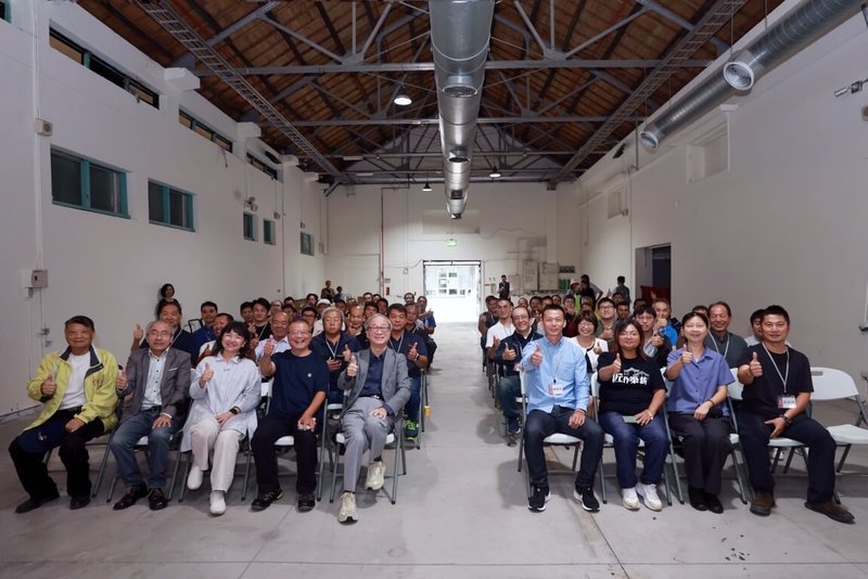 中華民國傳統匠師產業工會成立大會2日在文化部文化資產園區舉行,文化部長李遠(前左5)、政務次長李靜慧(前左3)、文資局長陳濟民(前左2)出席致賀,並與全體會員合影。(文化資產局提供)中央社記者王寶兒傳真 114年11月2日