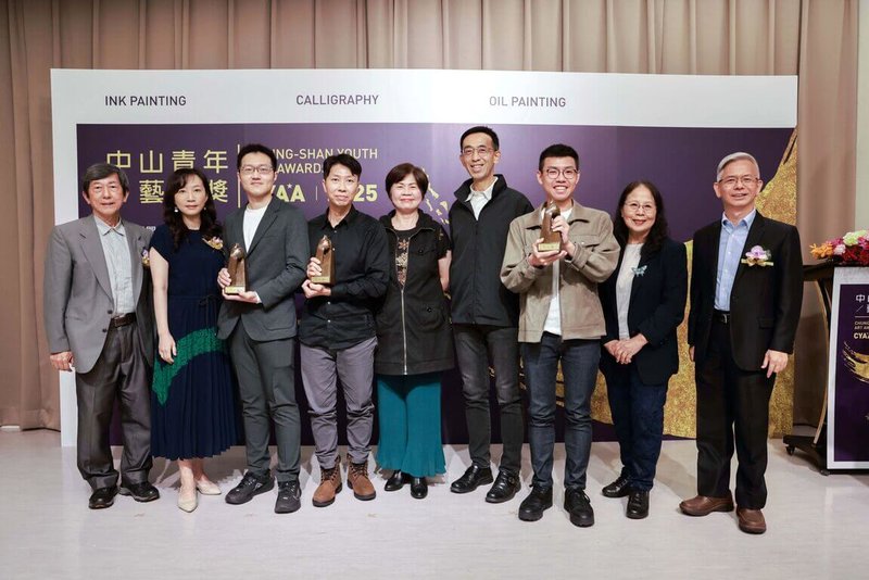 「2025中山青年藝術獎作品展」開幕式2日舉行,評審蔡明讚(左起)、孫翼華、中山獎書法類得主簡宏名、油畫類林正哲、台北市藝文推廣處長詹素貞、國父紀念館館長王蘭生、水墨類得主柯驎晏、評審林雪卿、楊旭堂合影。(國父紀念館提供)中央社記者王寶兒傳真 114年11月2日
