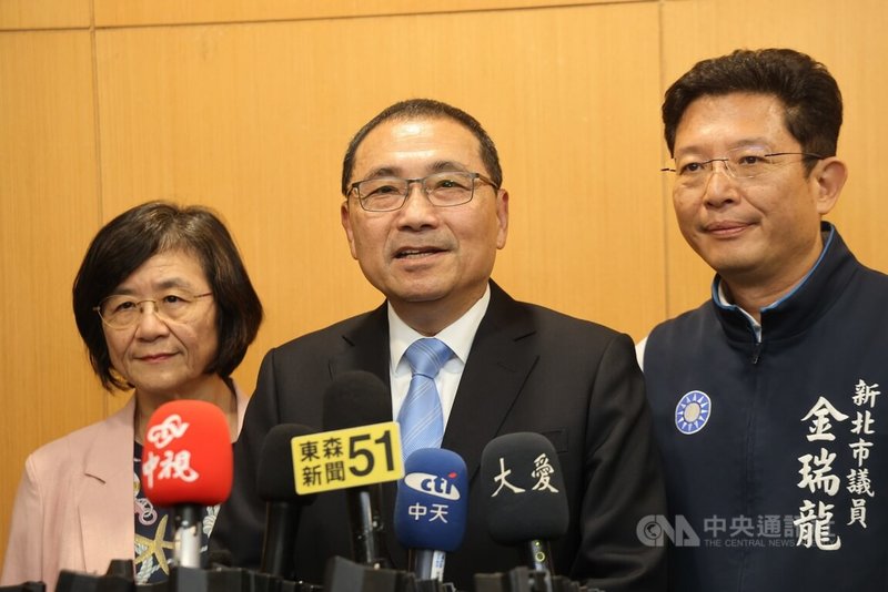 新北市第13屆醫療公益獎頒獎典禮2日舉行,市長侯友宜(左2)接受媒體聯訪時,針對未出席國民黨全代會一事表示,市政行程非常多,各自工作崗位上一起努力。中央社記者王鴻國攝 114年11月2日