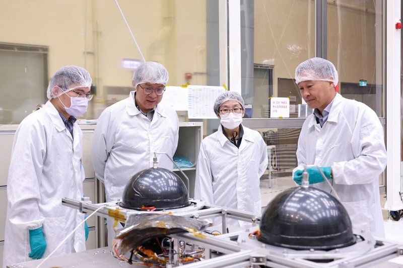 福衛八號使用無毒的過氧化氫推進系統,人員操作安全性較高,成本也較低。圖為福八計畫主持人劉小菁(右2)與團隊進行討論。(國家太空中心提供)中央社記者趙敏雅傳真 114年11月2日