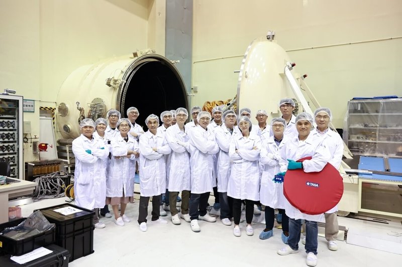 福衛八號光學遙測酬載進行光學熱真空測試,國家太空中心主任吳宗信(前左4)、福八計畫主持人劉小菁(前左3)與團隊成員合影。(國家太空中心提供)中央社記者趙敏雅傳真 114年11月2日