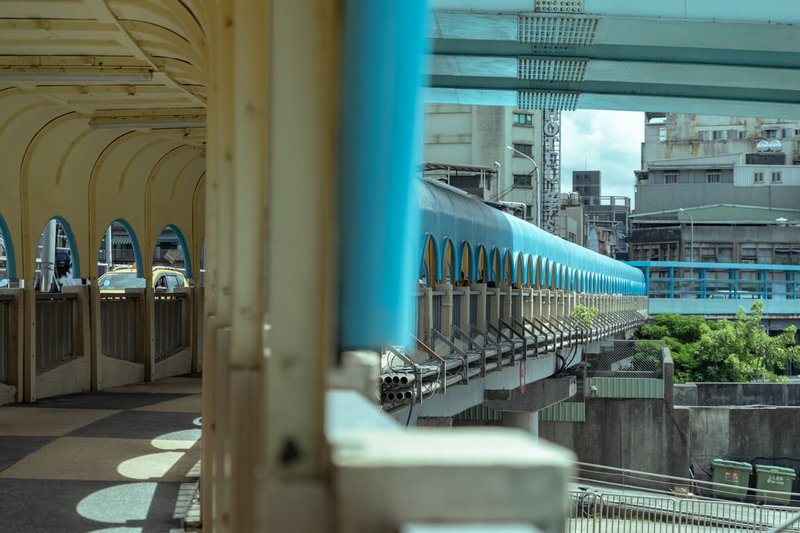 基隆中山人行陸橋(圖)因演員舒淇在電影回眸而被稱為「舒淇橋」,相隔24年,舒淇執導的電影「女孩」在此取景,橋齡逾40年的陸橋受矚目;市府2日表示,陸橋改建或拆除與否,將待軌道建設方向確定後評估。(基隆市文化觀光局提供)中央社記者王朝鈺傳真 114年11月2日