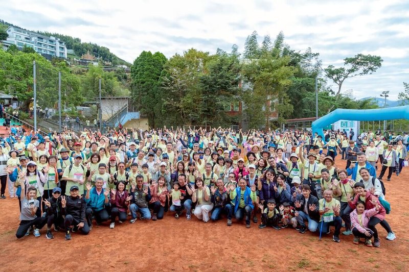 「2025嘉遊好步道.秋遊嘉鄉」健行活動2日於嘉義縣石棹步道群登場來自全台上千民眾集聚阿里,山麓,徜徉壯麗山景、茶園與雲海,走進秋天最美的嘉鄉步道。(嘉義縣政府提供)中央社記者蔡智明傳真 114年11月2日