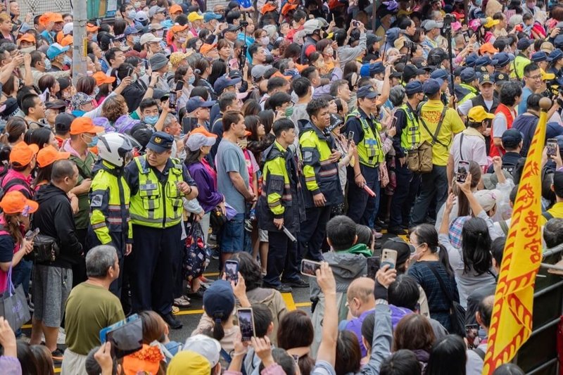 白沙屯拱天宮媽祖祈安賜福贊境活動10月31日至11月2日在新北市登場,吸引許多民眾參與,市警局3天共出動警員、義交近千人進行交通秩序及治安維護。(警方提供)中央社記者王鴻國傳真 114年11月2日