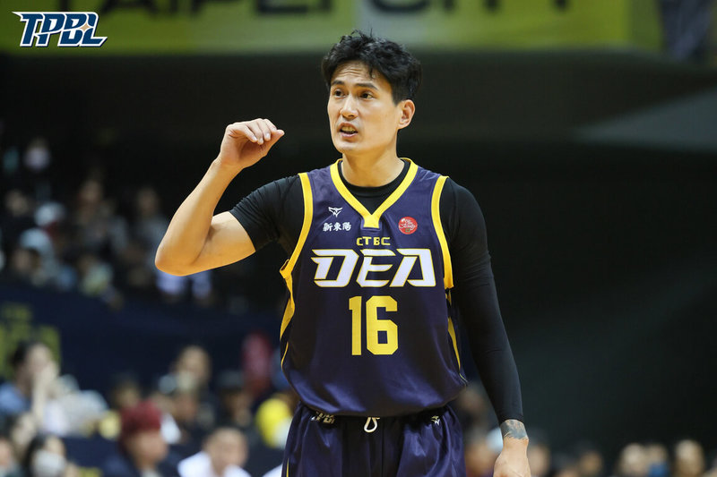 台灣職業籃球大聯盟（TPBL）新北中信特攻2日背靠背在主場新莊體育館逆轉擊敗新竹御嵿攻城獅，特攻後衛林韋翰（圖）雖沒有得分進帳，但送出全隊最多8次助攻。（TPBL提供）中央社記者黎建忠傳真　114年11月2日