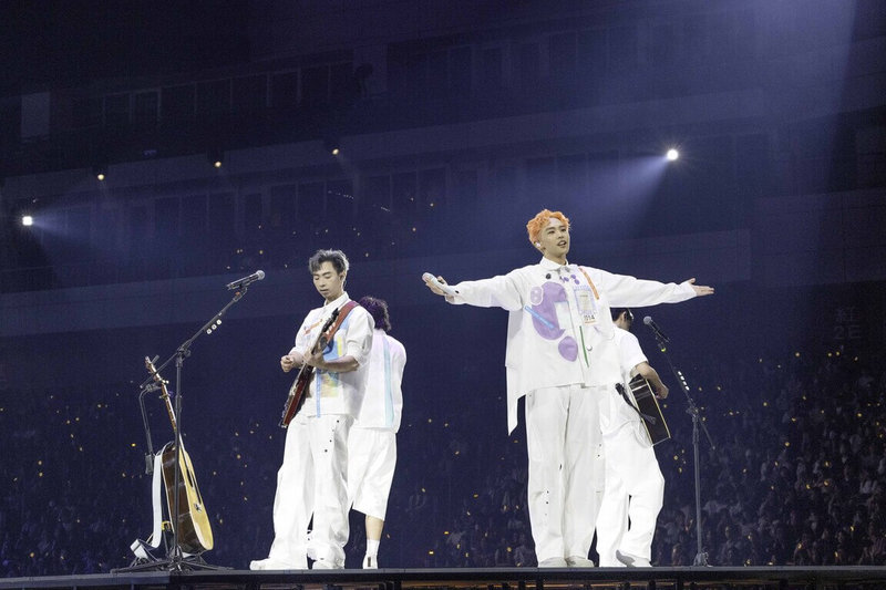 樂團理想混蛋2日在台北小巨蛋舉辦第2場「不是因為天氣晴朗才見面」演唱會，帶來「我反芻著你留下的寂寞」、「天真世界的叛徒」等歌曲。（何樂音樂提供）中央社記者王心妤傳真　114年11月2日