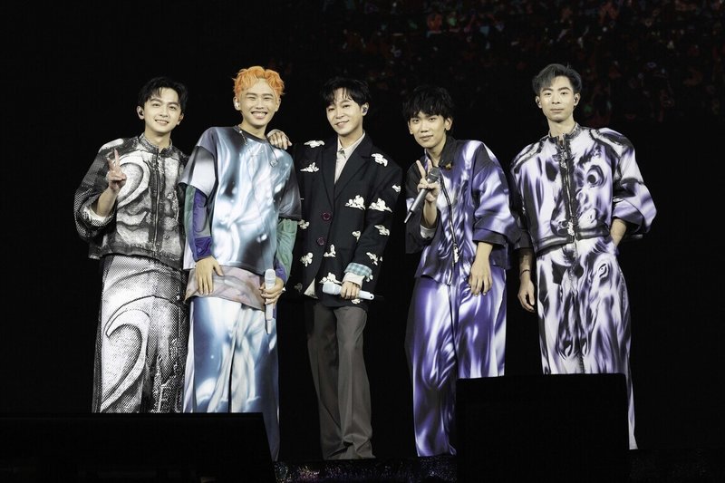 樂團理想混蛋「不是因為天氣晴朗才見面」演唱會2日在台北小巨蛋進行第2場,主唱雞丁(左2)表示,能邀到歌手青峰(中)當嘉賓是夢想成真。(何樂音樂提供)中央社記者王心妤傳真 114年11月2日