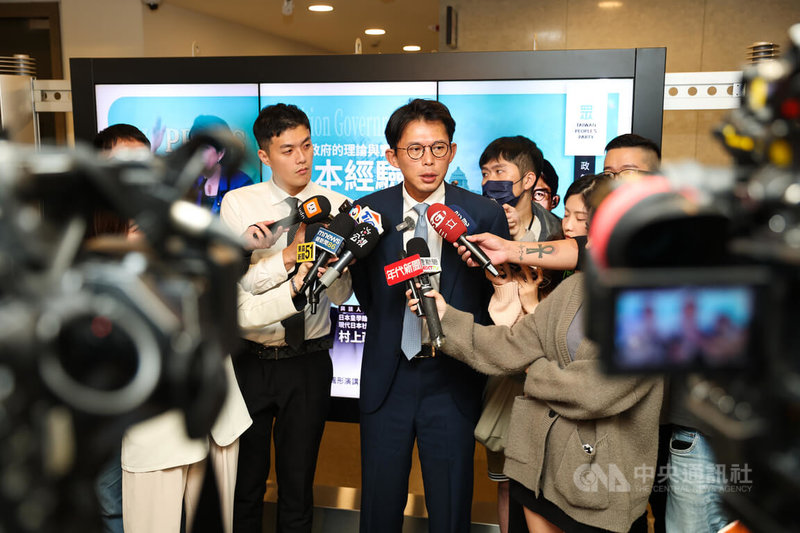 民眾黨主席黃國昌(中)2日上午在文化大學推廣教育部,出席「聯合政府的理論與實驗」論壇,活動前接受媒體聯訪。中央社記者吳家昇攝 114年11月2日