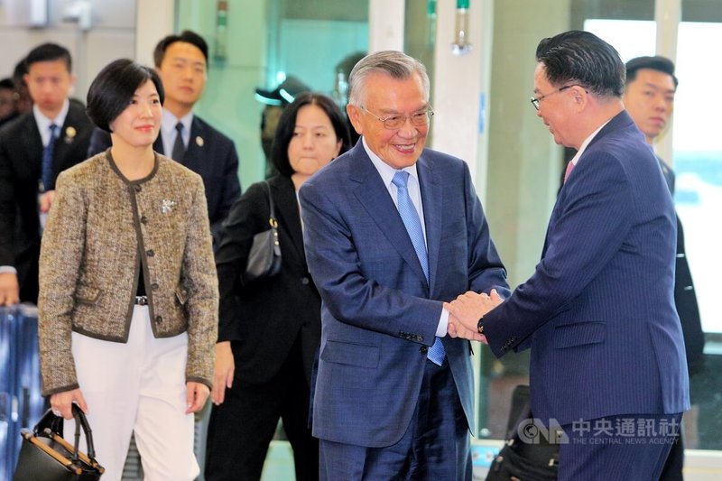 在韓國慶州舉行的2025APEC領袖會議1日落幕,台灣領袖代表林信義(前排右2)2日下午搭機返台,國安會秘書長吳釗燮(前排右1)等人也特別到場接機,林信義並未在國賓門發表談話,僅向媒體揮手致意。中央社記者吳睿騏桃園機場攝 114年11月2日