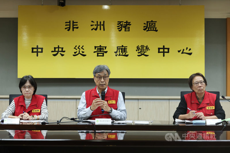 農業部長陳駿季(中)2日下午主持非洲豬瘟中央災害應變中心記者會。中央社記者吳家昇攝 114年11月2日