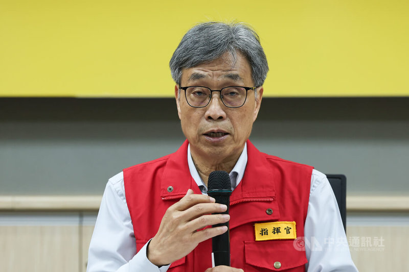 非洲豬瘟中央災害應變中心2日舉行記者會,指揮官農業部長陳駿季(圖)指出,國軍化學兵日前到出現非洲豬瘟的台中案場清消,中市府今天在未告知下又擅自去清消,他擔心後續採檢出現偽陰性。中央社記者吳家昇攝 114年11月2日