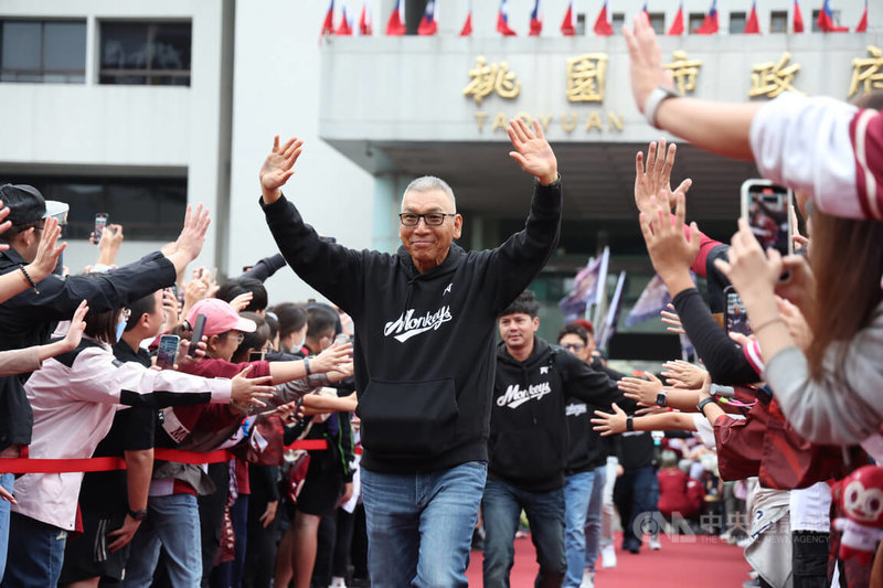 總教練古久保健二(前中)率領隊職員走上紅毯進場。中央社記者張新偉攝 114年11月2日