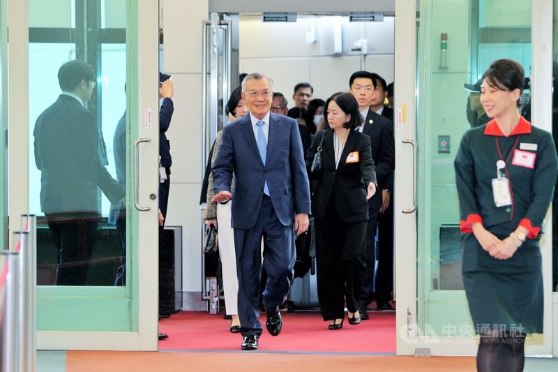 在韓國慶州舉行的2025APEC領袖會議1日落幕,台灣領袖代表林信義(中)2日搭機返台,峰會期間,林信義和與美國財政部長貝森特會晤約40分鐘,另外也會晤日本首相高市早苗,以及新加坡總理黃循財依約進行閉門晤談。中央社記者吳睿騏桃園機場攝 114年11月2日