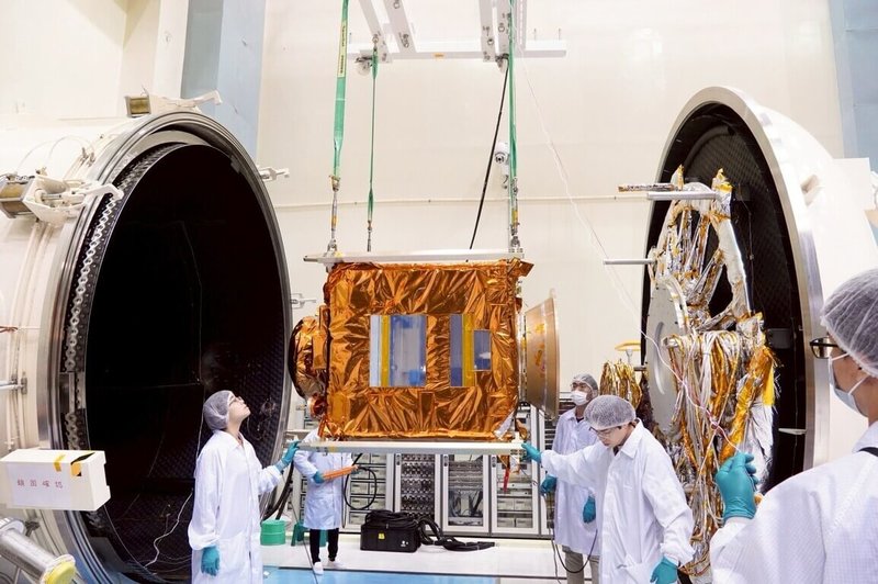 福衛八號首顆衛星「齊柏林衛星」的組裝與測試總時程花了近2年,通過層層關卡後,10月起運至美國加州,將發射升空。圖為齊柏林衛星熱真空測試。(國家太空中心提供)中央社記者趙敏雅傳真 114年11月2日