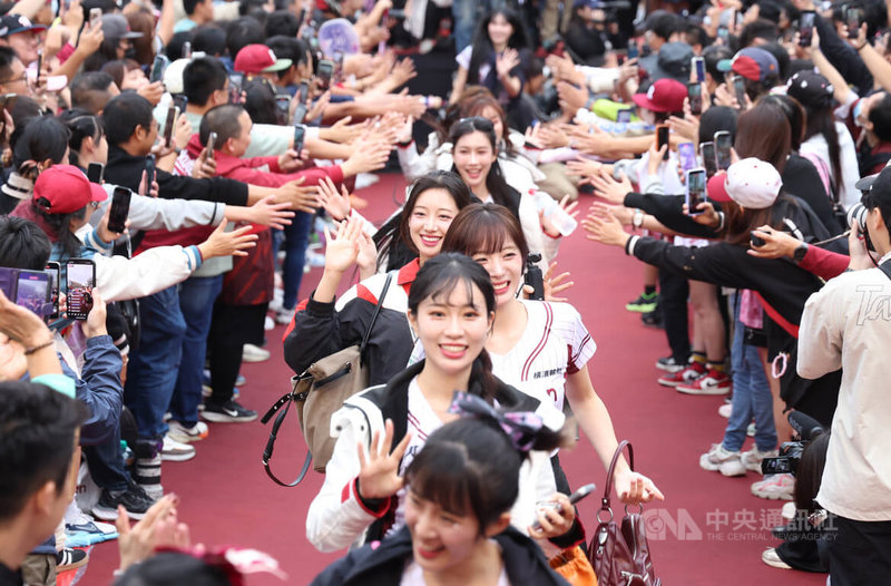 中華職棒樂天桃猿隊2日下午在桃園舉辦封王遊行,啦啦隊樂天女孩韓籍成員河智媛(中3)、禹洙漢(中4)表示,跟著遊行繞行市區,第一次的體驗感覺很有趣。中央社記者張新偉攝 114年11月2日