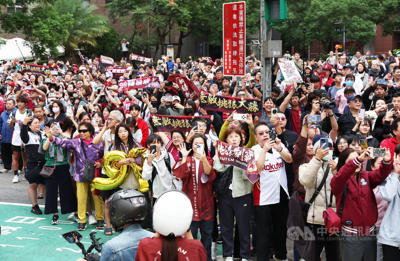 中華職棒樂天桃猿球團2日下午在桃園舉行封王遊行,並以樂天桃園棒球場為起點,全程約24.2公里,大批球迷在路旁高舉應援毛巾迎接球員。中央社記者張新偉攝 114年11月2日