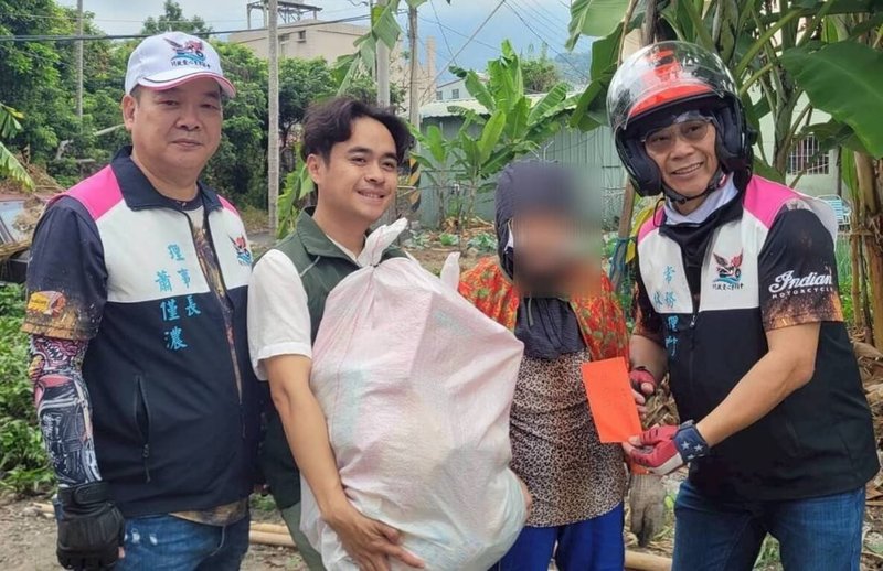 台中市川啟愛心重車協會2日帶著白米、麵條、罐頭、餅乾等愛心物資,捐助南投縣集集鎮弱勢家庭,現場還有義診、脊椎調理、義剪。(南投縣新媳婦關懷協會提供)中央社記者蕭博陽南投縣傳真 114年11月2日