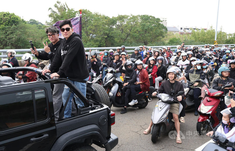 封王遊行吸引大批球迷沿路跟隨,球員陳晨威(車上右起)、林政華同車參與。中央社記者張新偉攝 114年11月2日