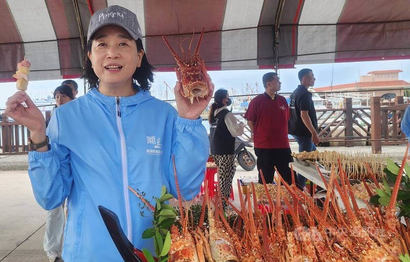觀光署長陳玉秀首度參加菊島澎湖跨海馬拉松賽,除盛讚是全台唯一「跨海+跳島」馬拉松賽事,最能深度探索城市美景外,在暖身陪跑中介紹澎湖在地花枝丸與龍蝦,歡迎所有跑者可停下來好好品味一番,感受澎湖海鮮美味。中央社 114年11月2日