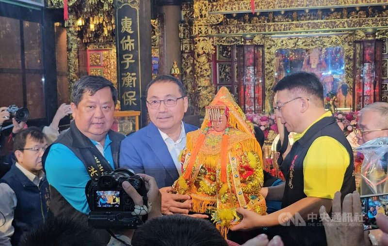 新北市舉辦「慈惠宮、拱天宮百年會香」祈福踩街活動,圖為市長侯友宜(左3 )與廟方請拱天宮媽祖上轎。中央社記者王鴻國攝 114年11月2日
