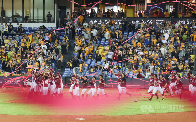 中華職棒樂天桃猿在總冠軍賽(台灣大賽)擊退中信兄弟,奪下睽違6年的冠軍,2日舉辦封王遊行暨簽名會。圖為10月27日桃猿封王瞬間,場上落下酒紅色彩帶。中央社記者張新偉攝 114年11月2日