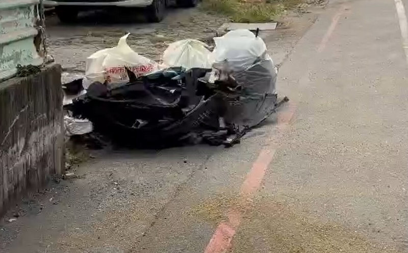 1輛自小客車今天清晨行經台南市永成路擦撞1輛行駛中機車，再擦撞停放路邊3輛自小客車，造成2人受傷，肇事駕駛逃逸，現場散落機車零件。（讀者提供）中央社記者楊思瑞台南傳真　114年11月2日