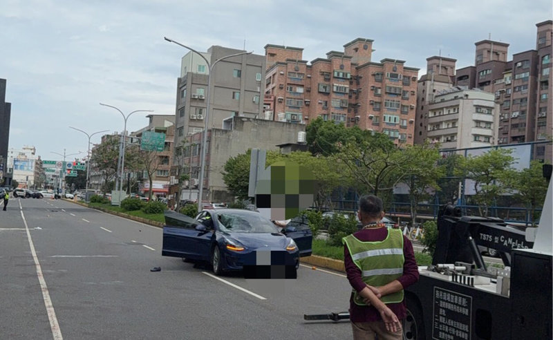 洪姓女子2日駕駛特斯拉行經新竹市竹光路時,撞上疑未依標線穿越道路的吳姓、林姓行人,2人經送醫不治。警消人員表示,洪女酒測值超過0.25毫克,將依公共危險等罪嫌送辦。(讀者提供)中央社記者郭宣彣傳真 114年11月2日