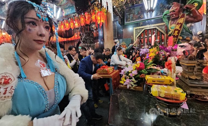 白沙屯媽祖在新北「贊境祈安賜福」最後1天,在板橋舉辦「慈惠宮、拱天宮百年會香」祈福踩街活動,圖為市長侯友宜(中)參香祈福。中央社記者王鴻國攝 114年11月2日