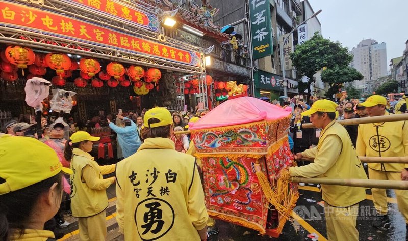 白沙屯媽祖新北「贊境祈安賜福」最後1天,在板橋舉辦「慈惠宮、拱天宮百年會香」祈福踩街活動,吸引上千信眾冒雨追逐粉紅超跑。中央社記者王鴻國攝 114年11月2日