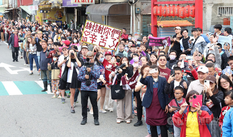 球迷沿途歡慶,高舉看板為球員喝采。中央社記者張新偉攝 114年11月2日