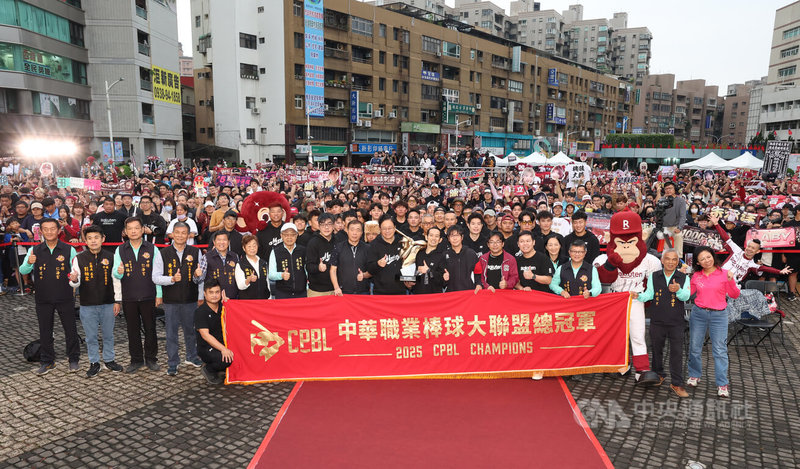 中職樂天桃猿隊奪得2025年台灣大賽總冠軍,2日在桃園市舉辦「封王遊行暨簽名會」,球隊抵達終點站桃園市政府,桃園市長張善政(前左10)、樂天桃猿領隊牧野幸輝(前左11)與全隊和球迷合影留念。中央社記者張新偉攝 114年11月2日