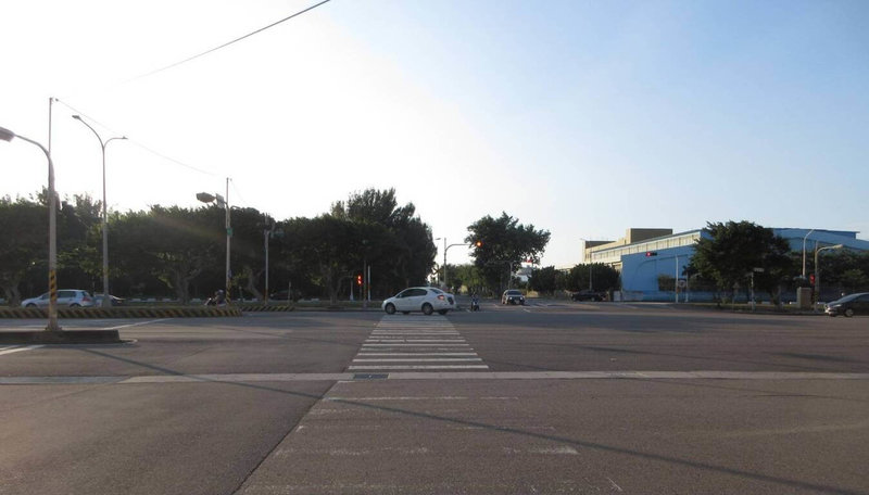 台中市梧棲區1日發生行人被撞事故,警方2日說明,與先生來台旅遊的加拿大女子,在梧棲區走斑馬線過馬路時,遭左轉車輛碰撞,全身多處擦挫傷及右腳骨折送醫。(民眾提供)中央社記者郝雪卿傳真 114年11月2日