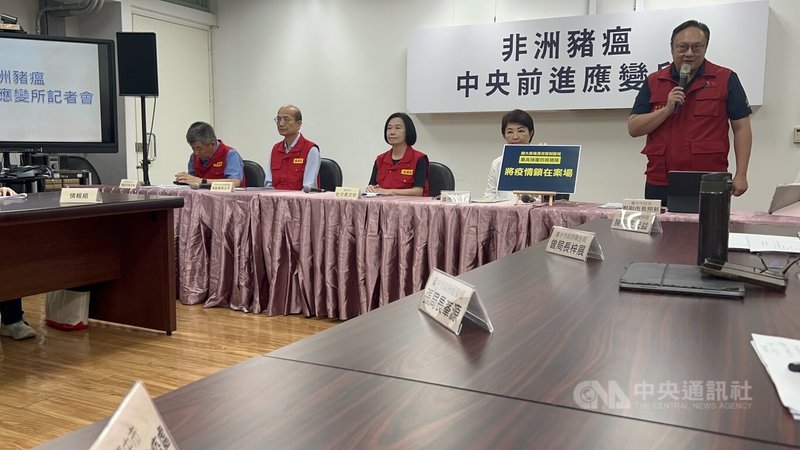 台中養豬場爆發非洲豬瘟,禁止廚餘養豬後,台中市採焚化與掩埋方式處理廚餘去化,台中市副市長鄭照新(右)2日在記者會中指出,後續將以焚化處理為主。中央社記者郝雪卿攝 114年11月2日