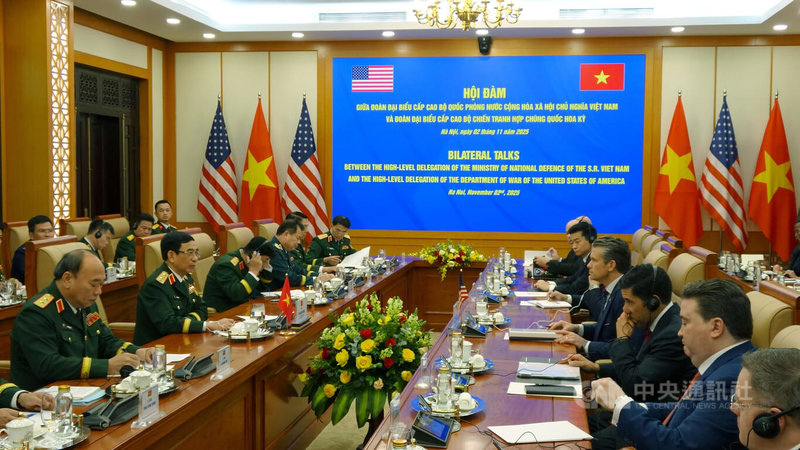 美國國防部長赫格塞斯2日於越南河內會見越南國防部長潘文江,舉行雙邊會談。世界局勢為兩方會晤關注話題,赫格塞斯提及交付給越南的軍備,並表示川普政府支持強而有力且獨立的越南。中央社記者曾婷瑄河內攝 114年11月2日
